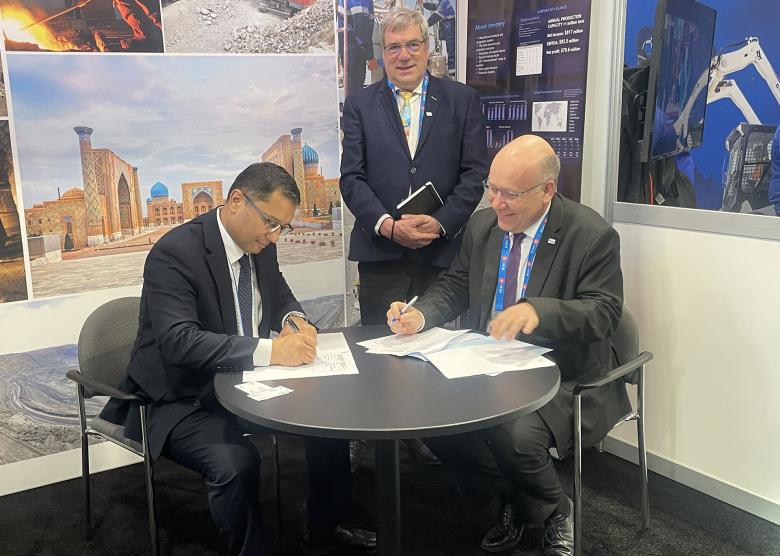 Azam Kadirhodjaev, ministre délégué de l'industrie minière et de la géologie d'Ouzbékistan, et Christophe Poinssot, directeur général délégué du BRGM, ont signé un accord entre les deux organismes le 4 mars 2024 à Toronto.