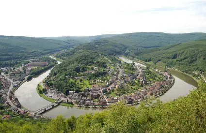 Méandre remarquable de la Meuse encaissé dans le relief des Ardennes